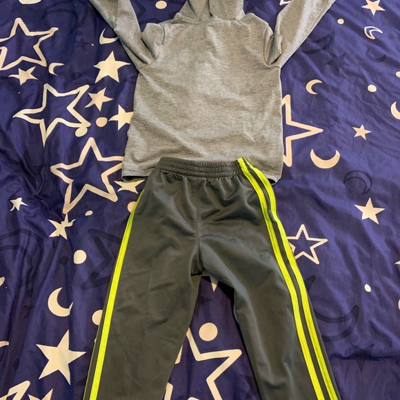 ADIDAS GREY NEON YELLOW BOYS 3T 2PC OUTFIT. Gently worn. Like new.? - Picture 4 of 4